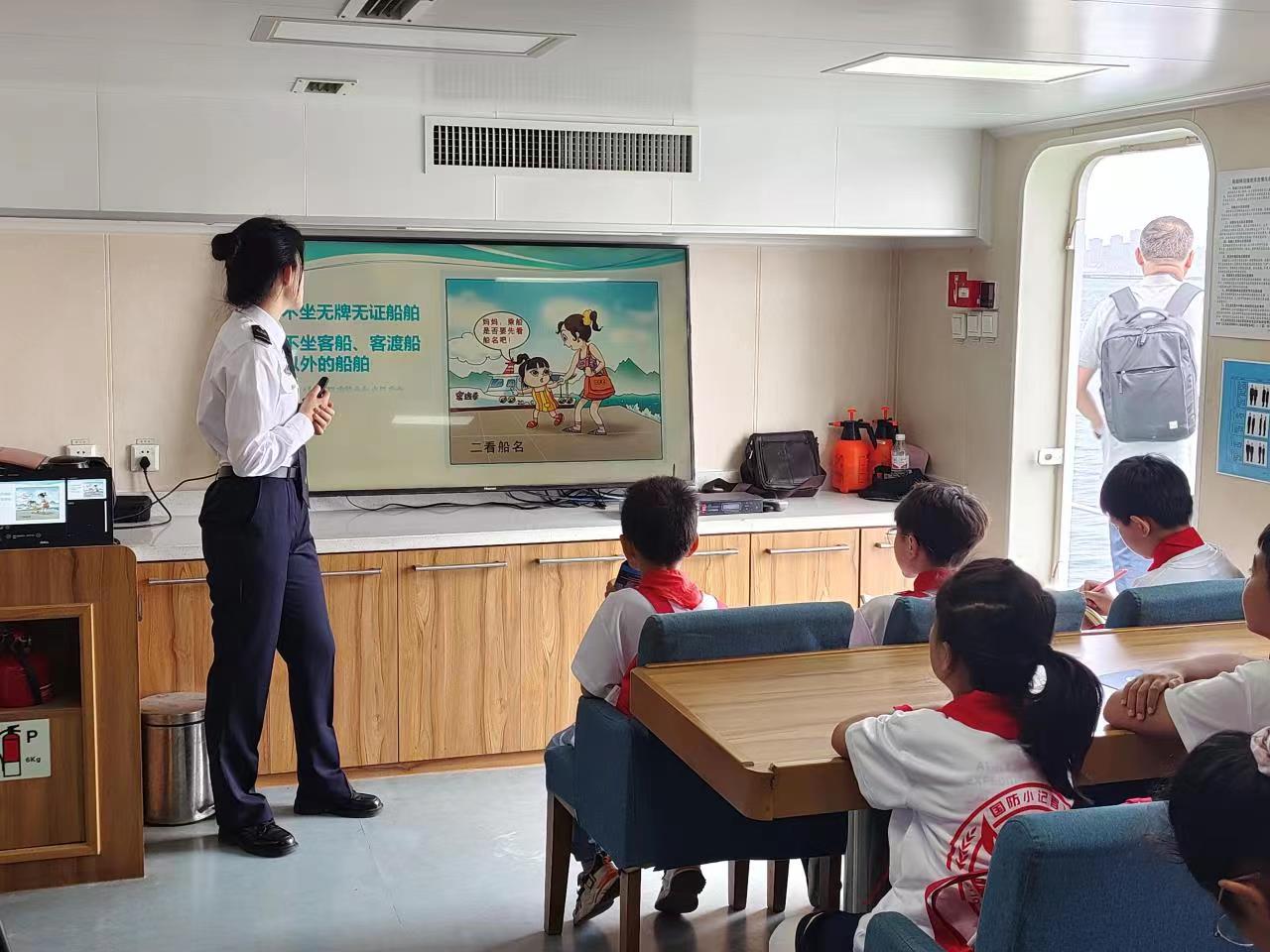 讲解水上交通安全知识.jpg