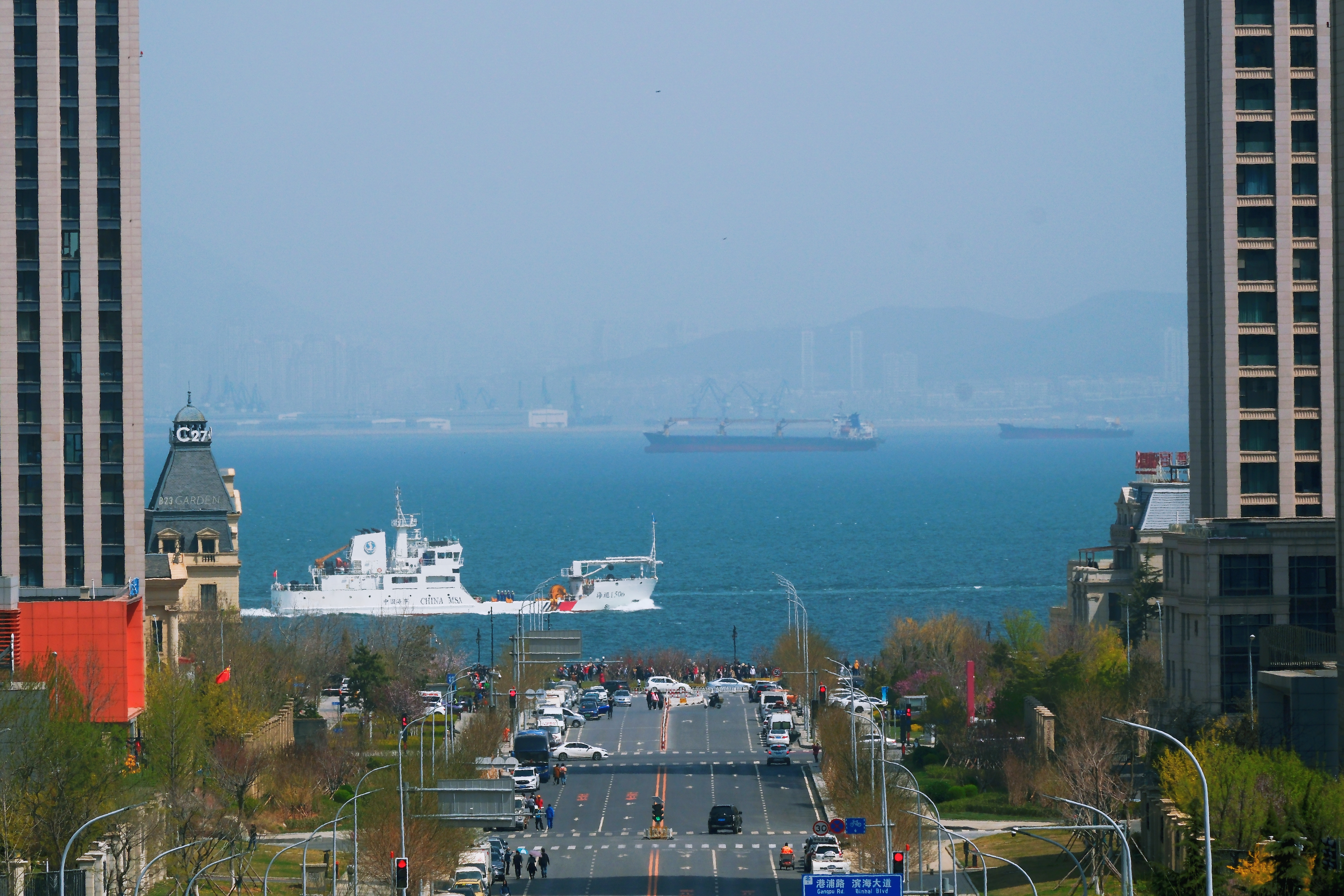 “海巡1506”轮驶过港东五街（童飞） .jpg
